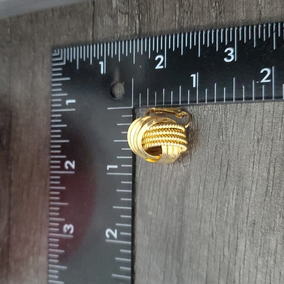 Gold Tone Knot Estate Earrings Clip On E1004 - Picture 3 of 3